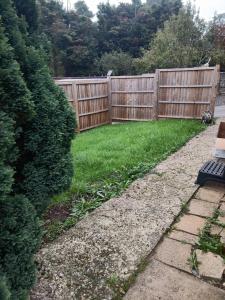 Self checkin 1 bedroom unit for max 3 Guests J11 M4 RG2 Private Entrance Onsite Parking Private Garden