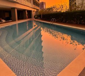 Stylish Condo with City View and Netflix - Pool Access