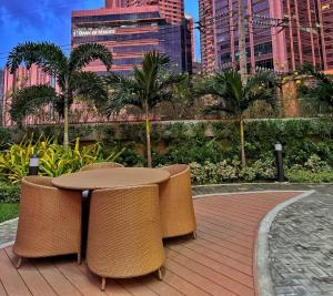 Stylish Condo with City View and Netflix - Pool Access