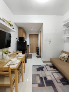 Stylish Condo with City View and Netflix - Pool Access