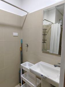 Stylish Condo with City View and Netflix - Pool Access