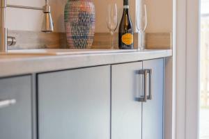 Hawick Apartment- 2-Bed in Coatbridge, Mins from Motorway to Glasgow