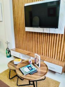 FYLL Homes - Ysabella Suite Stylish Art Deco 1-Bed Apartment with FREE Parking Near Pagsanjan Falls & Caliraya