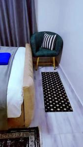 Modern furnished one bedroom unit near the airport