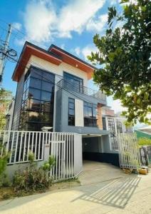 3 Storey Baguio Modern Transient House by DeiGratia