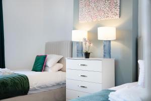 NEW! 2BR in West Terrace, Sleeps 4