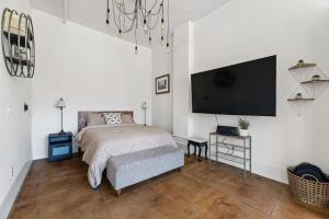 Skyline View Loft w Kitchen DTLA Exclusively Month Plus