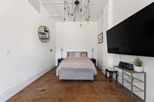Skyline View Loft w Kitchen DTLA Exclusively Month Plus