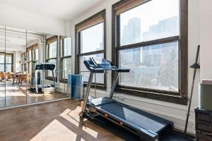Skyline View Loft w Kitchen DTLA Exclusively Month Plus