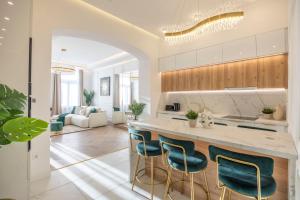 Luxurious Charming E47 City Center Suite by Prestige Homes