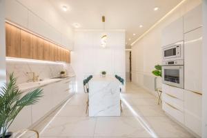 Luxurious Charming E47 City Center Suite by Prestige Homes