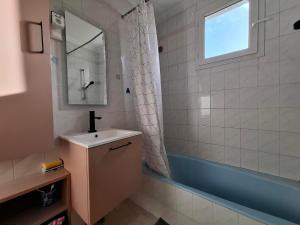 Sejours chez l'habitant Chambre Villa Virginie Confort, Cuisine equipee, WiFi Parking jardin, Ideal couple, famille ou teletravail, Acces rapide Paris, Aeroport d-Orly : photos des chambres