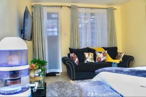 The Cozy Cranny, Kamakis