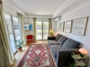 Modern Seaside Retreat with Private Patio and Parking - 奥林匹亚基·阿克蒂