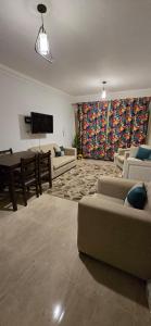 شقة مميزة للإيجار في قلب الشيخ زايد بمكان راقٍ بموقع استثنائي