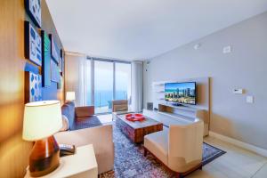 Ocean & City Views l Luxury Beachfront Condo