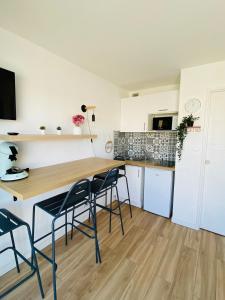 Studio sur plage avec piscine et balcon vue mer