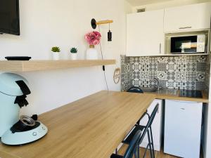 Studio sur plage avec piscine et balcon vue mer