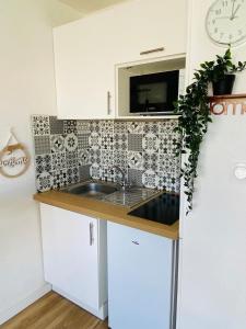 Studio sur plage avec piscine et balcon vue mer