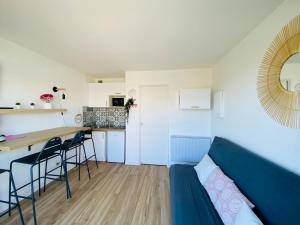 Studio sur plage avec piscine et balcon vue mer