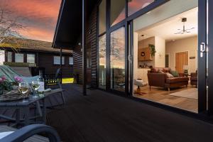 Sandmartin Lodge a lakeshore haven at Pine Lake Resort