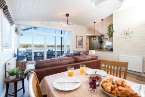 Sandmartin Lodge a lakeshore haven at Pine Lake Resort