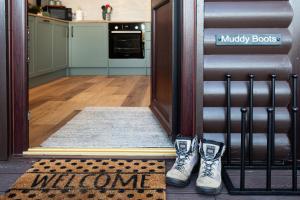 Sandmartin Lodge a lakeshore haven at Pine Lake Resort