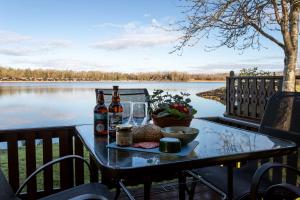 Sandmartin Lodge a lakeshore haven at Pine Lake Resort