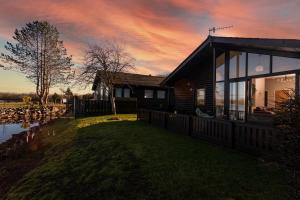 Sandmartin Lodge a lakeshore haven at Pine Lake Resort