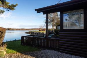 Sandmartin Lodge a lakeshore haven at Pine Lake Resort