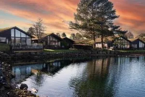 Sandmartin Lodge a lakeshore haven at Pine Lake Resort - Borwick