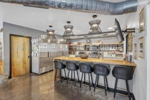 King suite with Jacuzzi near Hidden Valley Ski