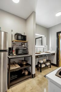 Pet and family friendly group suite for 5