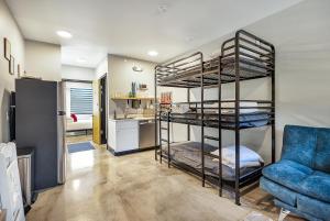 Pet and family friendly group suite for 5