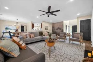 Family Home w FirePit GameRm Patio BbqGrill - Lilburn