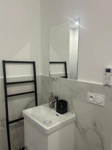 A 350m de la gare et du port de monaco