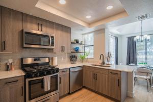 Walk to Westin Kierland , Family-Friendly Stay with Pool & Parking - N171