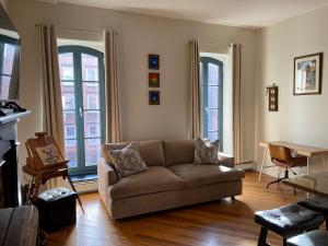 Historic 1869 Brownstone 15 min to NYC downtown