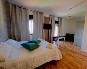 Cambria Rooms & Apartments