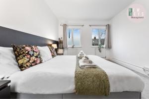Heathrow Lodge, Contractors, Relocators