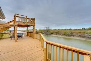 Waterfront Retreat in Rockport with Dock Access - Bayside