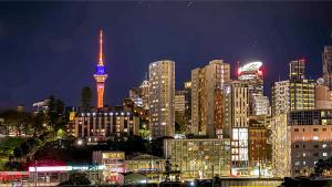Parnell Haven 2BRM Apartment with Deck, Parking & City Views