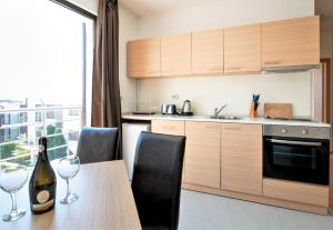 Seaside 1 BR Apartment with balcony, max 4 Guests