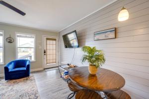 Walk to Beach and Pier Updated Abode in Rockport!