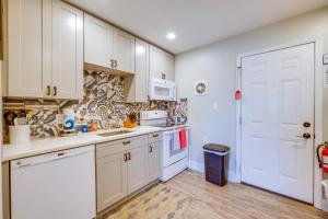 Walk to Beach and Pier Updated Abode in Rockport!