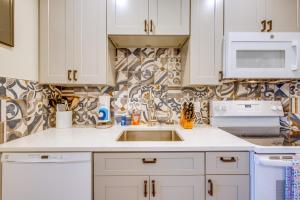 Walk to Beach and Pier Updated Abode in Rockport!