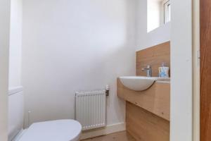 Central location - FREE Parking - Hawksbill Way