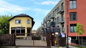 Cozy, Equipped Apartment with Free Monitored Private Parking close to Old Town