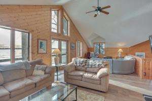 Lakefront Gem with Dock in New London!