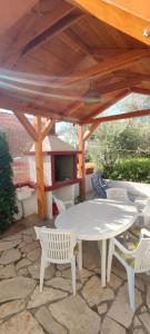 Two-Bedroom Apartment room in Apartments Pere - barbecue
